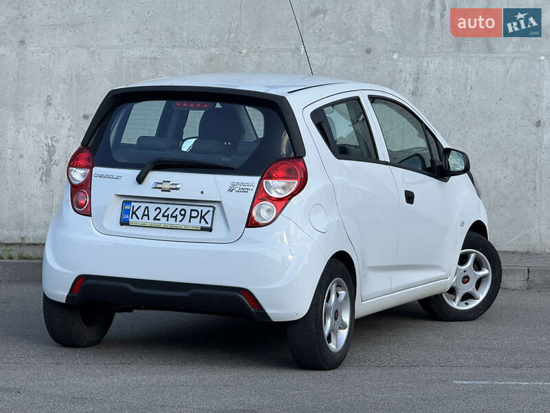 Хетчбек Chevrolet Spark 2014 в Києві