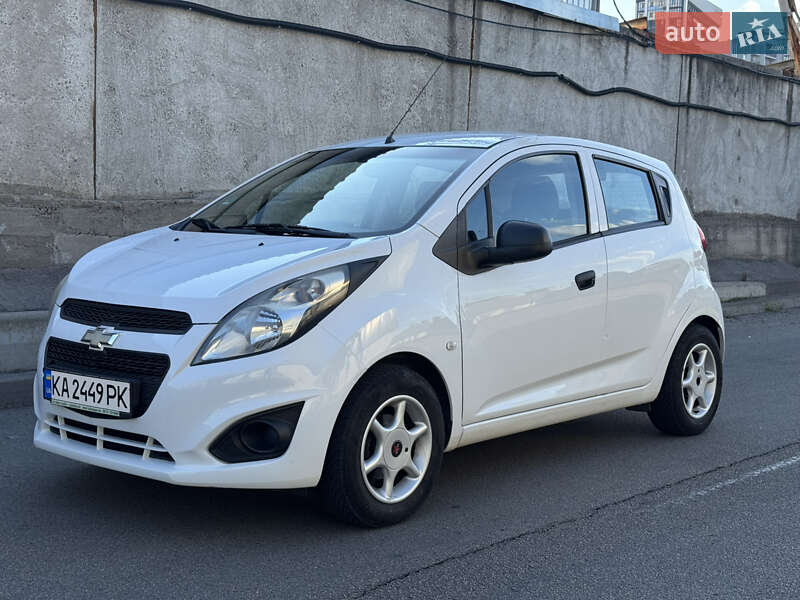 Хетчбек Chevrolet Spark 2014 в Києві