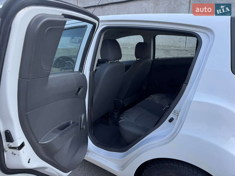 Хетчбек Chevrolet Spark 2014 в Києві