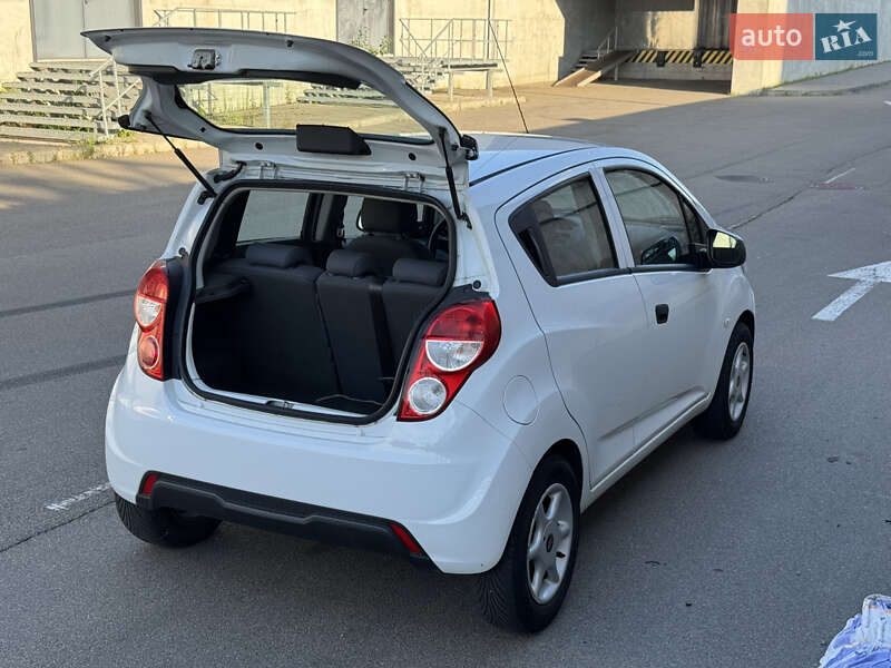 Хетчбек Chevrolet Spark 2014 в Києві