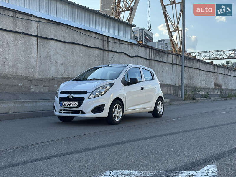 Хэтчбек Chevrolet Spark 2014 в Киеве