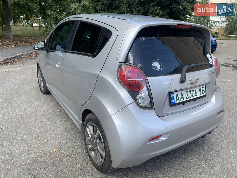 Хэтчбек Chevrolet Spark 2014 в Киеве