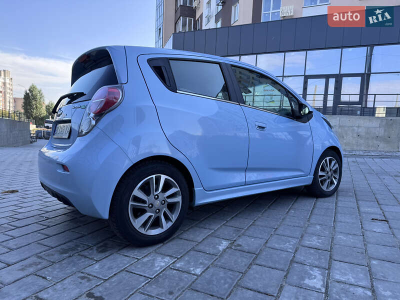 Хетчбек Chevrolet Spark 2014 в Рівному