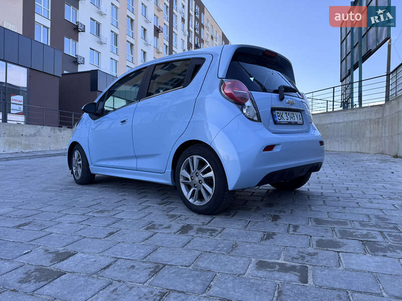 Хетчбек Chevrolet Spark 2014 в Рівному