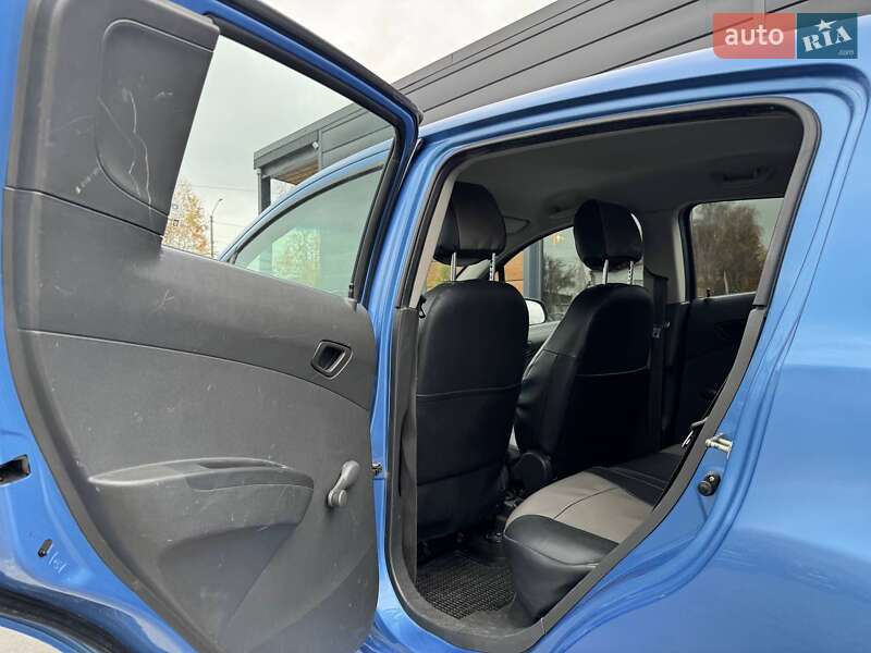 Хетчбек Chevrolet Spark 2013 в Рівному