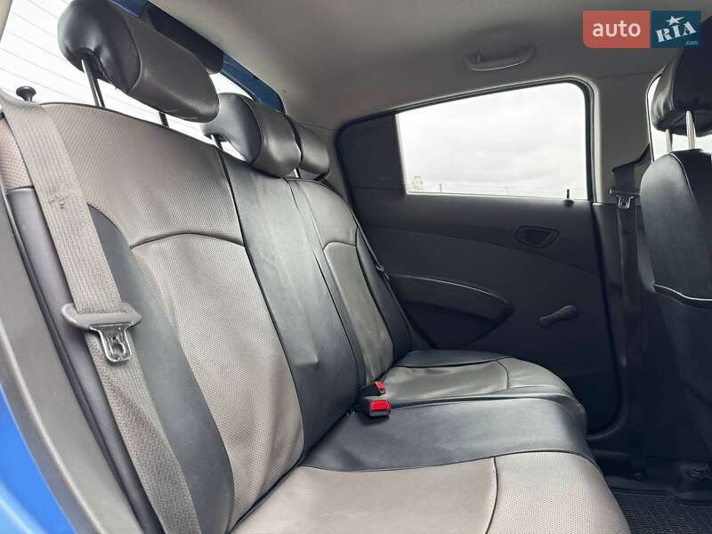 Хетчбек Chevrolet Spark 2013 в Рівному