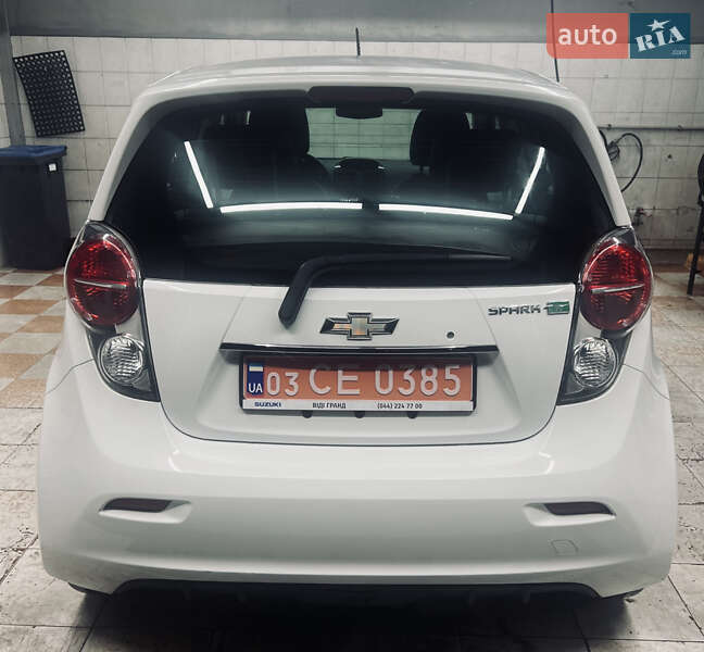 Хетчбек Chevrolet Spark 2015 в Дніпрі