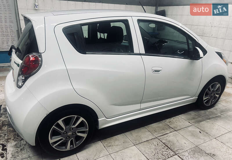 Хетчбек Chevrolet Spark 2015 в Дніпрі
