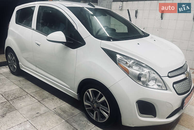 Хетчбек Chevrolet Spark 2015 в Дніпрі