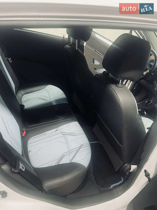 Хетчбек Chevrolet Spark 2015 в Дніпрі