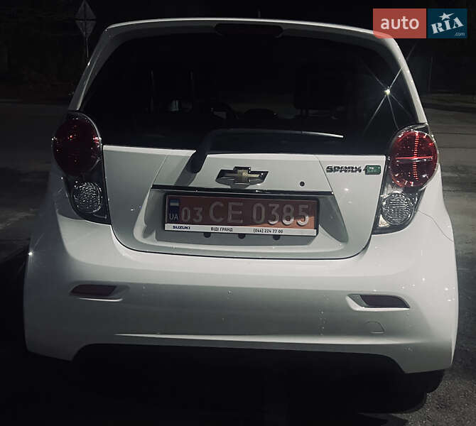 Хетчбек Chevrolet Spark 2015 в Дніпрі