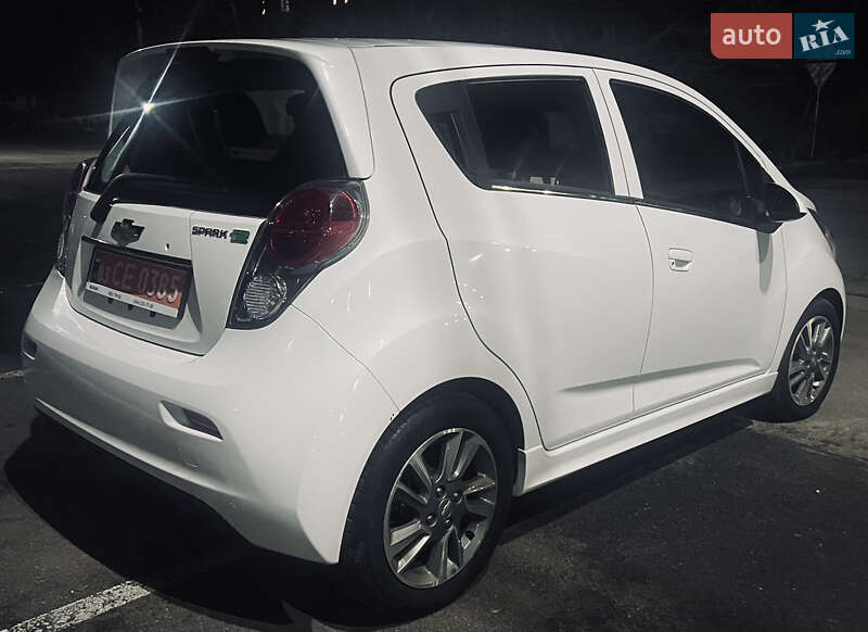Хетчбек Chevrolet Spark 2015 в Дніпрі