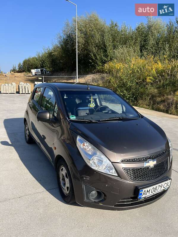 Хэтчбек Chevrolet Spark 2010 в Звягеле