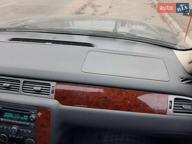 Позашляховик / Кросовер Chevrolet Suburban 2012 в Одесі