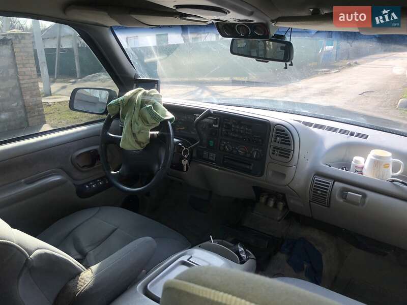 Позашляховик / Кросовер Chevrolet Suburban 1996 в Покровську