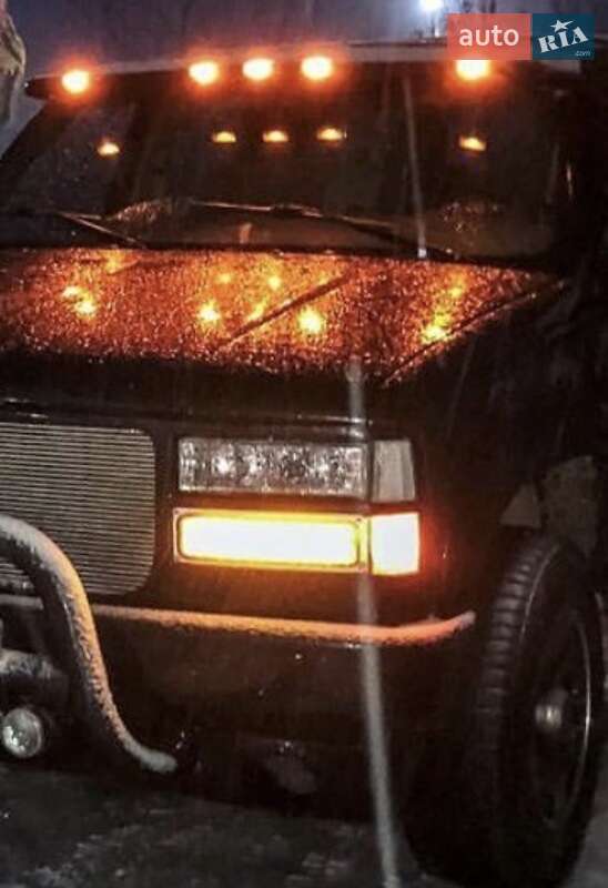 Позашляховик / Кросовер Chevrolet Suburban 1996 в Покровську