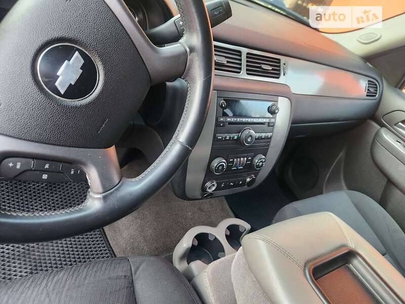 Позашляховик / Кросовер Chevrolet Suburban 2009 в Києві