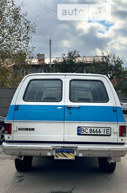 Позашляховик / Кросовер Chevrolet Suburban 1985 в Львові