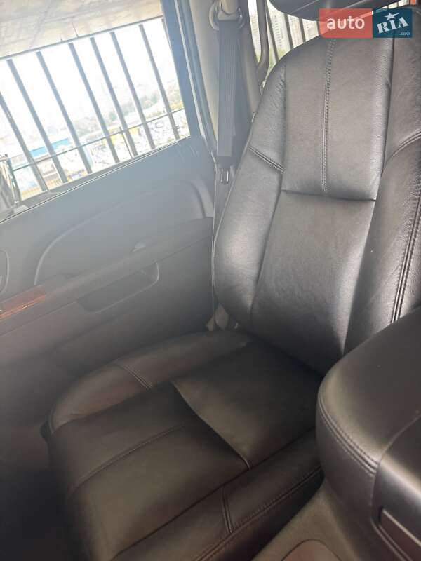 Позашляховик / Кросовер Chevrolet Tahoe 2012 в Києві