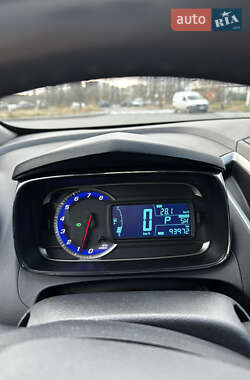 Внедорожник / Кроссовер Chevrolet Tracker 2013 в 