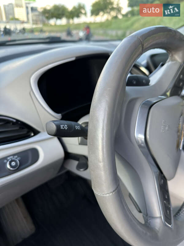 Хэтчбек Chevrolet Volt 2015 в Киеве