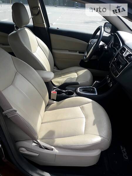 Седан Chrysler 200 2013 в Києві