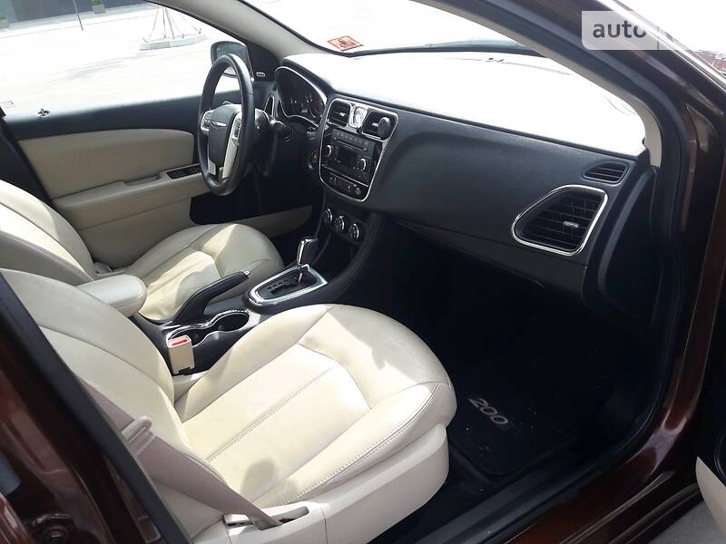 Седан Chrysler 200 2013 в Києві