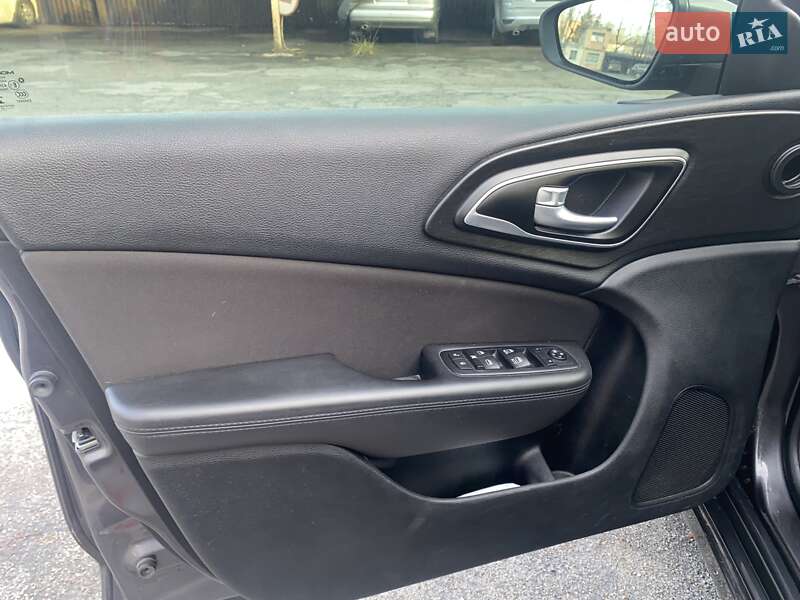Седан Chrysler 200 2015 в Кривом Роге