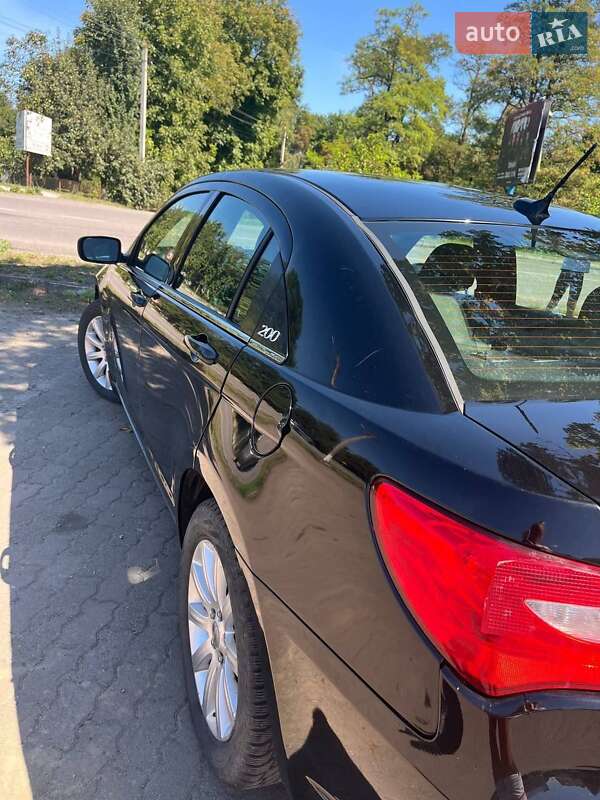 Седан Chrysler 200 2011 в Бурштыне