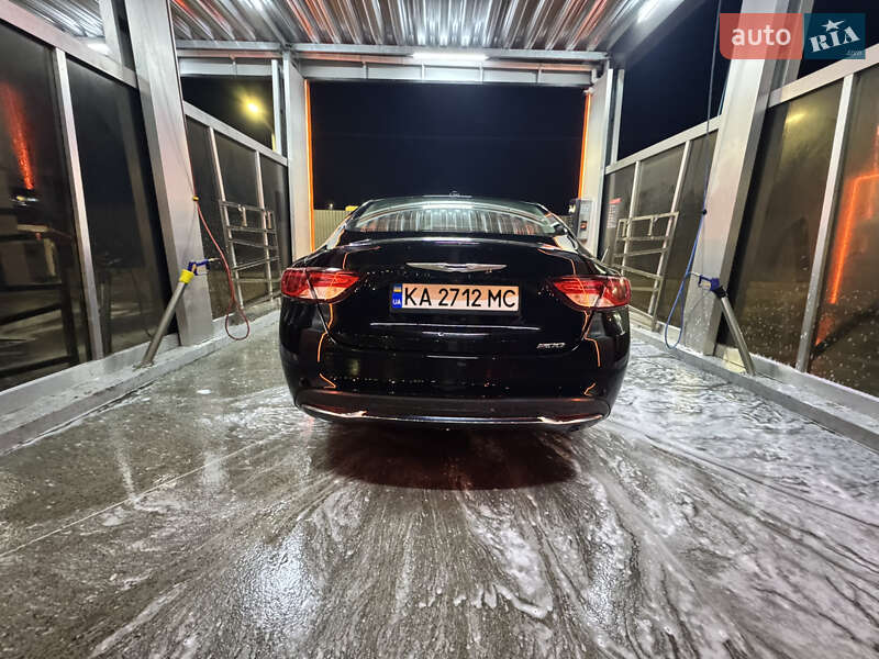 Седан Chrysler 200 2015 в Львове