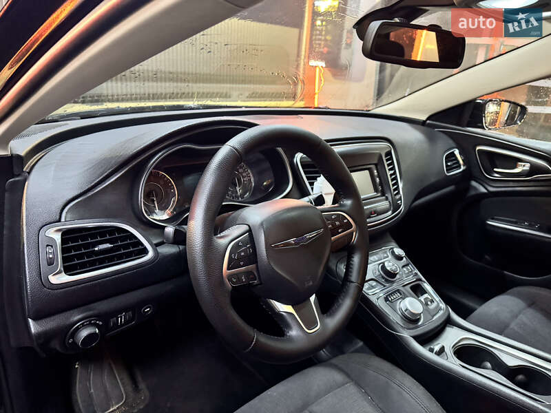 Седан Chrysler 200 2015 в Львове