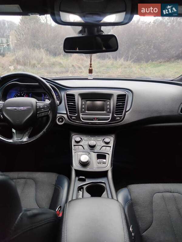 Седан Chrysler 200 2015 в Львове