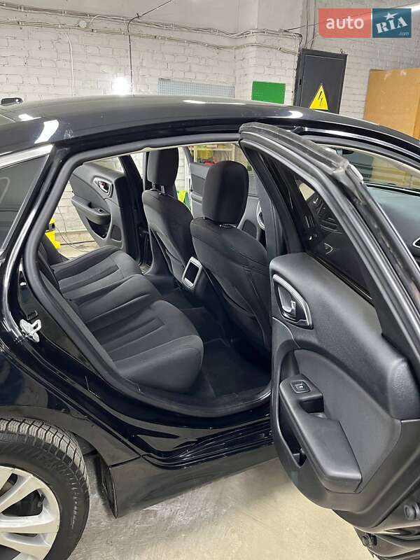 Седан Chrysler 200 2015 в Тетиеве