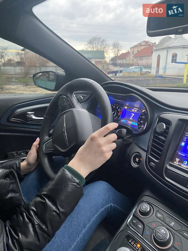 Седан Chrysler 200 2015 в Львові