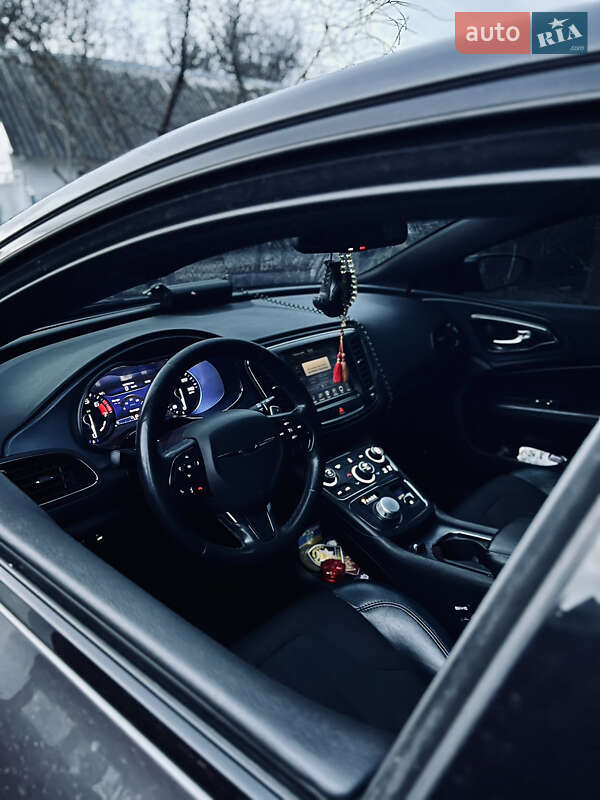 Седан Chrysler 200 2015 в Львові
