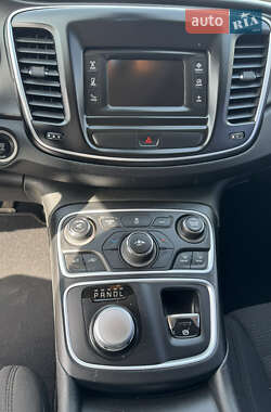 Седан Chrysler 200 2015 в 