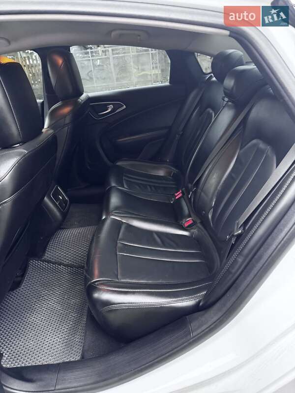 Седан Chrysler 200 2014 в Стрые