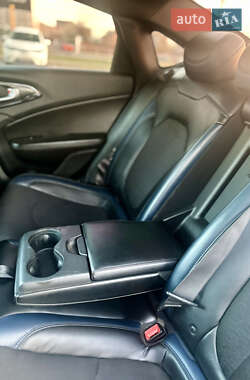 Седан Chrysler 200 2015 в 