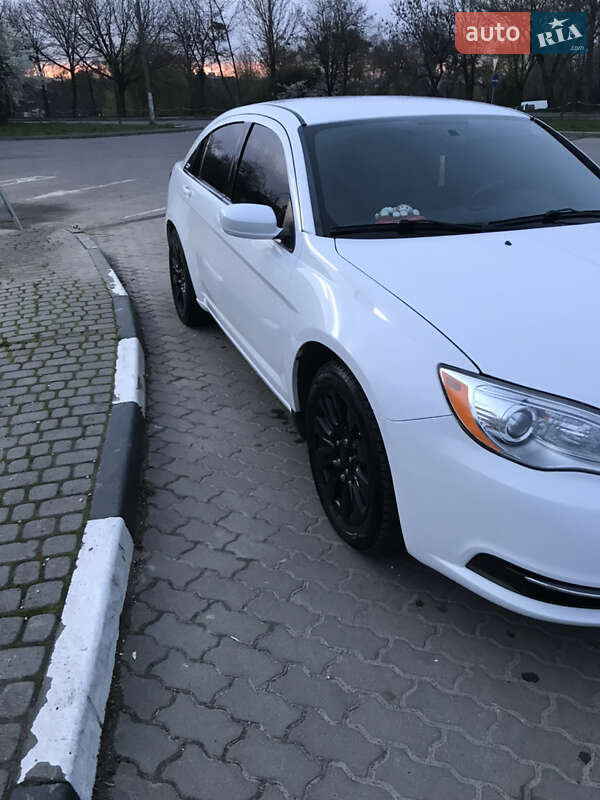 Седан Chrysler 200 2012 в Ровно