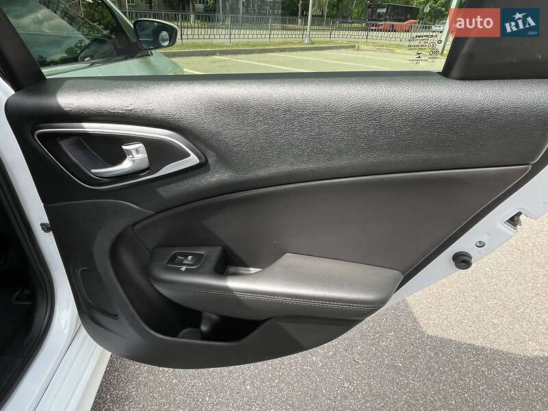 Седан Chrysler 200 2016 в Харкові