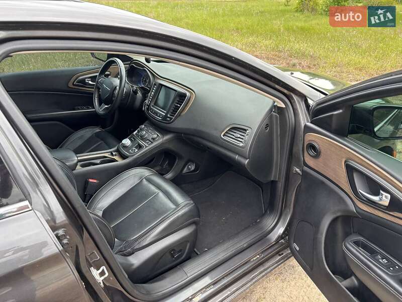 Седан Chrysler 200 2015 в Вишгороді