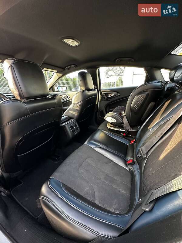 Седан Chrysler 200 2015 в Бердичеве