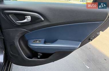 Седан Chrysler 200 2015 в 