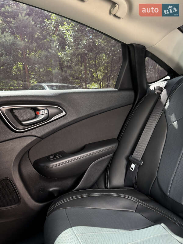 Седан Chrysler 200 2015 в Ивано-Франковске