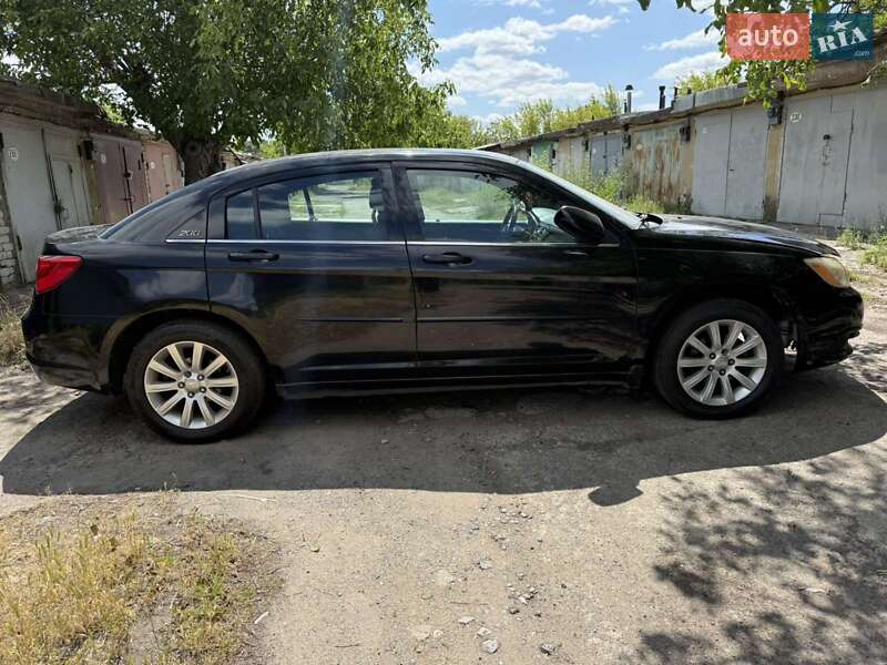Седан Chrysler 200 2013 в Ладыжине