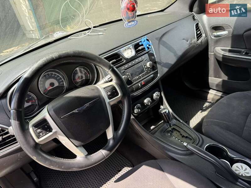 Седан Chrysler 200 2013 в Ладыжине