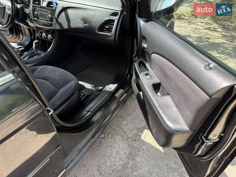 Седан Chrysler 200 2013 в Ладыжине