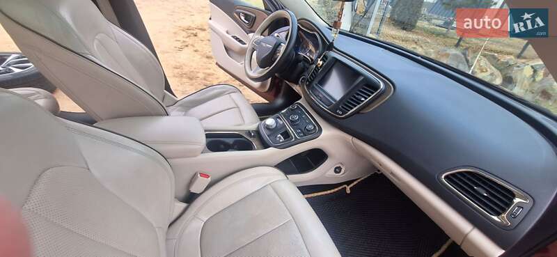 Седан Chrysler 200 2015 в Мукачево