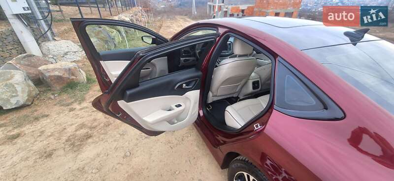 Седан Chrysler 200 2015 в Мукачево