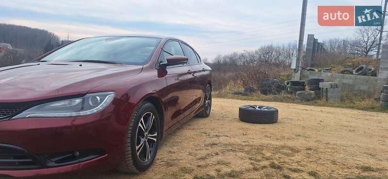 Седан Chrysler 200 2015 в Мукачево